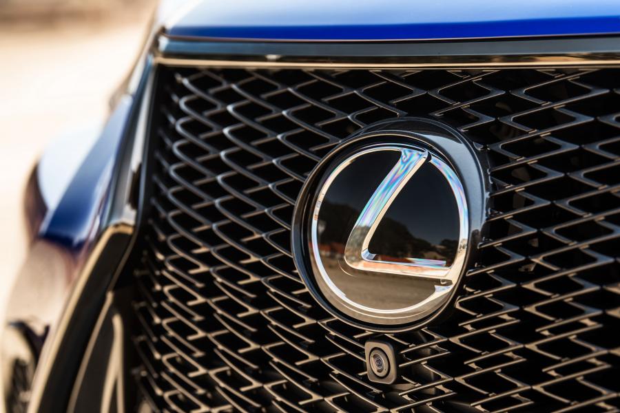 Логотип Lexus LS500 F-Sport 2017 года  (NA) (фото 51 из 66)